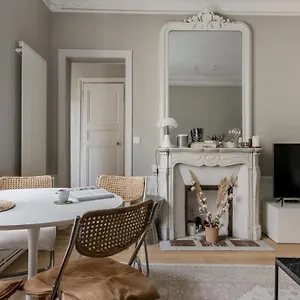 central-and-haussmannian-apartment.fr-paris.fr/